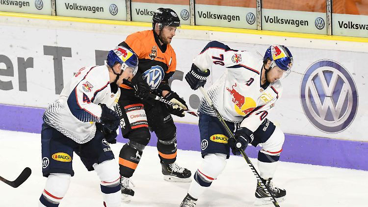 Während München in der DEL-Tabelle vorrückt, hängt Wolfsburg nach der elften Pleite im dreizehnten Spiel im Tabellenkeller.