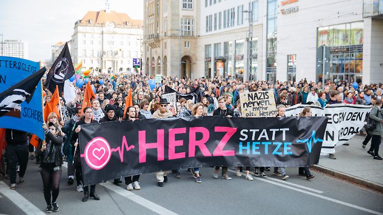 Pegida feiert Jahrestag und etliche Menschen gehen in Dresden auf die Straße um für Toleranz und Demokratie zu demonstrieren.