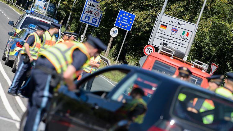 Seit August führt auch die bayerische Landespolizei Grenzkontrollen durch - zu Unrecht, sagt das Gutachten.