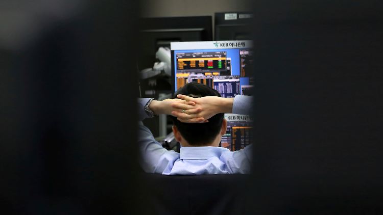 Zurücklehnen, wenn es aufwärts geht: In Korea hält ein Devisenexperte die Marktbewegungen im Blick.
