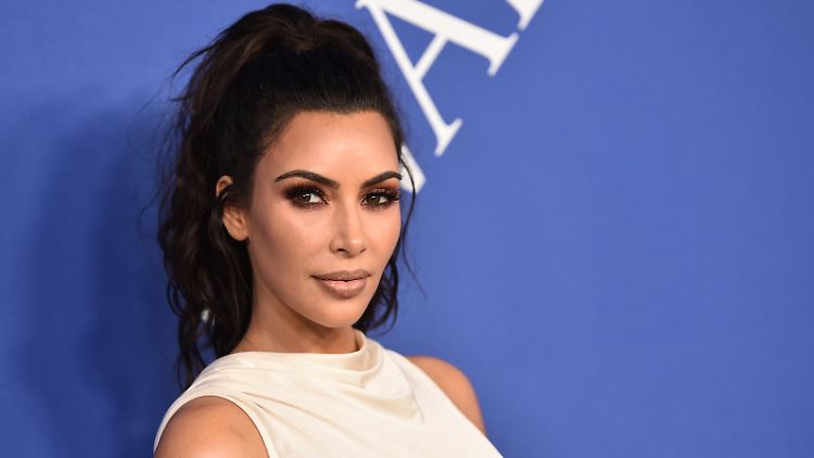 Eigentlich kaum vorstellbar, aber Kim Kardashian beteuert: Zu Hause ist sie nicht so freizügig wie in der Öffentlichkeit.
