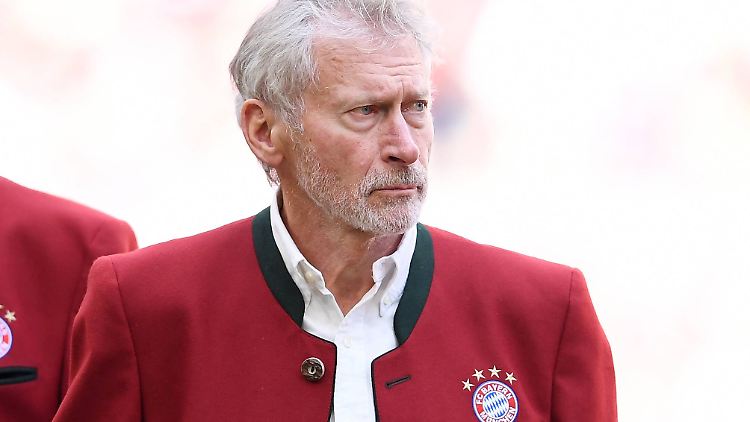 Paul Breitner ermahnt seinen Weggefährten Uli Hoeneß, seiner Vorbildsfunktion gerecht zu werden.