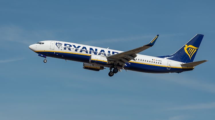 Rufe von anderen Passagieren, den pöbelnden Mann aus dem Flugzeug zu bringen, ignorierte die Crew.