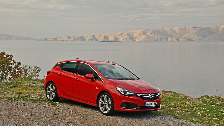 Wie 2015 steht der Opel Astra K auch heute noch in einer schnittigen Hülle auf der Straße.