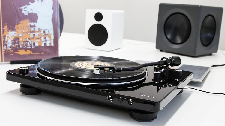 Der Denon DP-450USB ist wohlklingender Plattenspieler, mit dem man sein Vinyl auch unkompliziert digitalisieren kann.