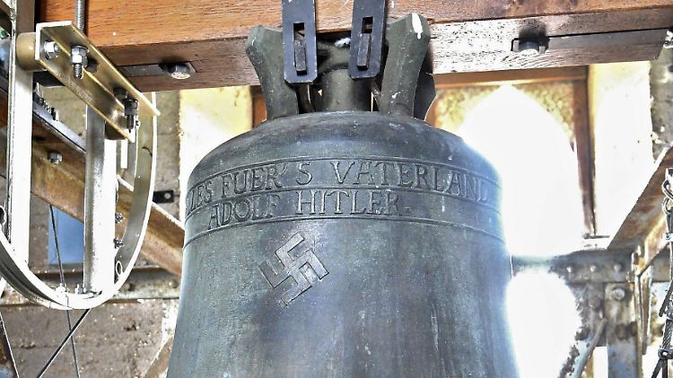 Relikt aus dem Faschismus: Die Bronzeglocke im Turm der Kirche St. Jakob in Herxheim am Berg.