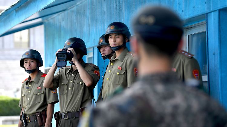 In Panmunjom stehen sich nord- und südkoreanische Soldaten direkt gegenüber.
