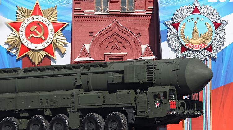 Diese Interkontinentalrakete des Typs Topol-M - vorgeführt bei der Feier zum "Tag des Sieges" im Jahr 2013 - gehört zum Waffenarsenal Russlands.
