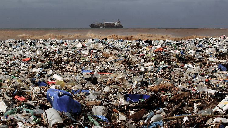 Nicht allein durch die riesigen Mengen Plastikmüll, sondern auch durch Reifen-Abrieb und Kosmetika gelangen die Plastikpartikel in die Umwelt und schließlich in den menschlichen Körper.