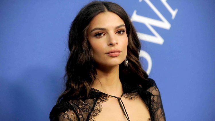 Emily Ratajkowski fährt voll auf ihren Ehemann ab - und das zeigt sie auch.