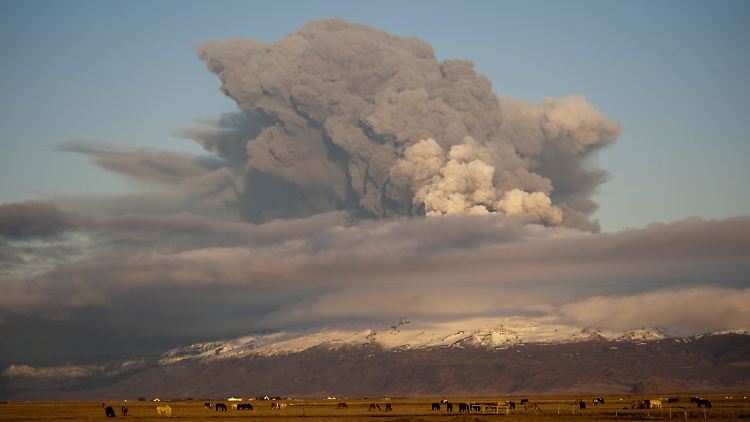 Auch in unserer Zeit hatte ein Vulkanausbruch auf Island schwerwiegende Folgen. Als 2010 der Eyjafjallajökull Aschewolken in die Atmosphäre spukte, folgte das größte Verkehrschaos der Luftfahrtgeschichte.
