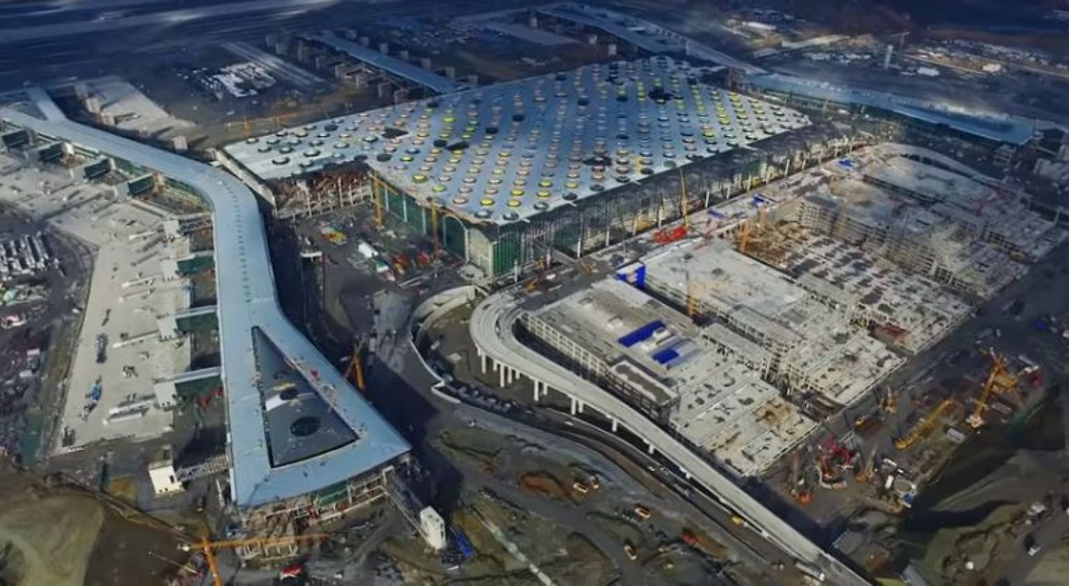 Der neue Flughafen "Istanbul Yeni Havalimani" ist das Lieblingsprojekt von Staatschef Recep Tayyip Erdogan. Er soll die "neue Türkei" symbolisieren. Am 29. Oktober 2018, dem türkischen Nationalfeiertag, geht er nach nur vier Jahren Bauzeit im Teilbetrieb ans Netz.