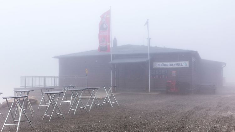 Von dieser Gaststätte auf dem Brocken ist während des Sturmtiefs "Siglinde" im Nebel nur noch wenig zu sehen.