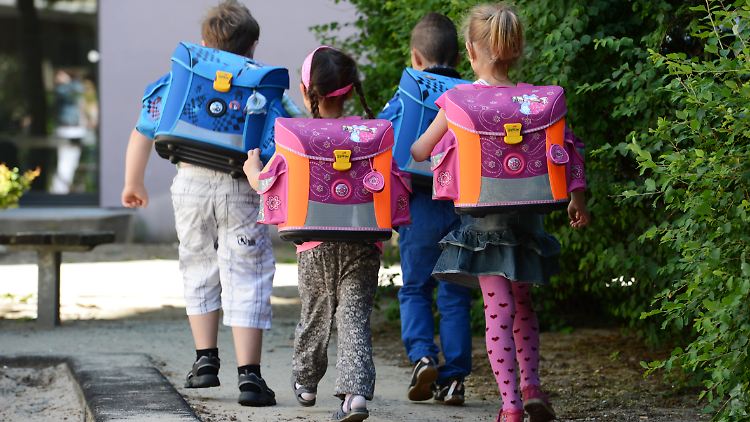Schüler aus einkommensschwachen Familien liegen laut OECD in  Naturwissenschaften fast dreieinhalb Schuljahre zurück.