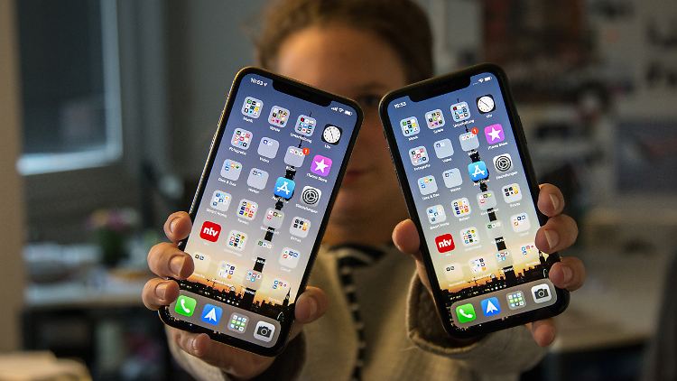 Links das iPhone XS Max, rechts das iPhone XR.
