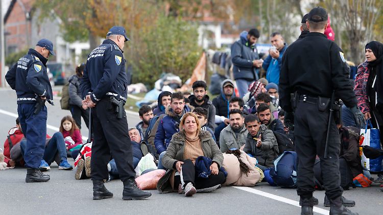 Dutzende Migranten wurden von der bosnischen Polizei am Passieren der Grenze zu Kroatien gehindert.