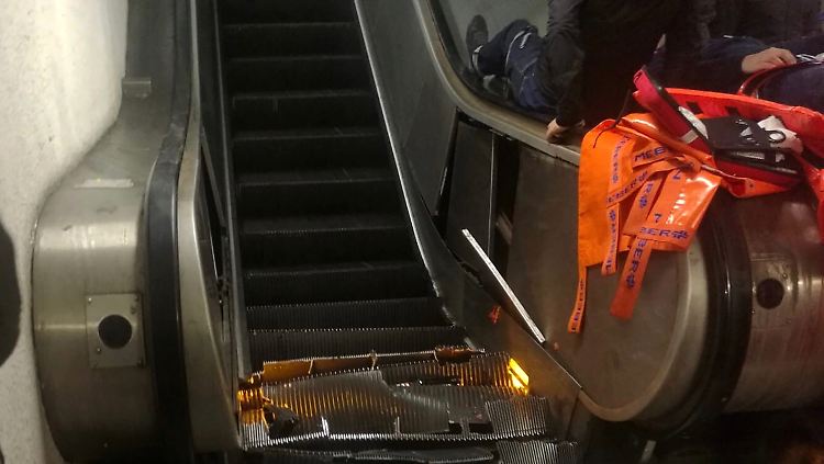 Das Bild der Feuerwehrin Rom zeigt die Stelle, an der die Rolltreppe nachgab.