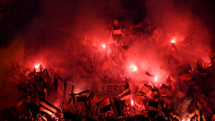 Stimmungsgeladene 2. Fußball-Bundesliga: Vereine für, Fans gegen mehr Anstoßzeiten.