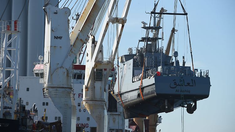 Derartige Exporte stellt die Regierung nun ein: Im Hafen Mukran wird ein Küstenschutzboot für Saudi-Arabien verladen.