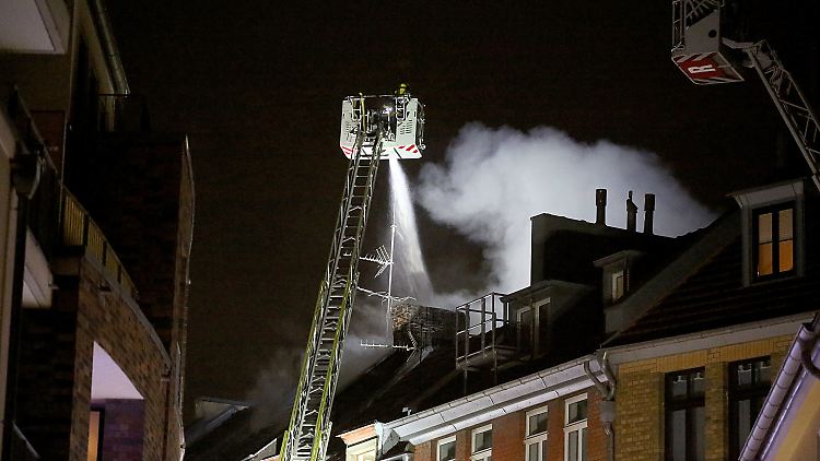 Das Feuer breitete sich auf mehrere Stockwerke des Kölner Mehrfamilienhauses aus.