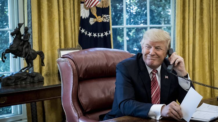 Trump telefoniert auch über die sichere Leitung im Weißen Haus - oft nutzt er aber auch sein privates Handy.