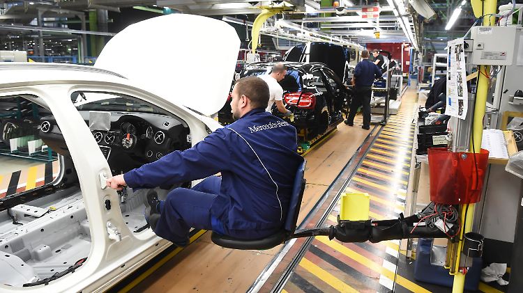Trotz Gewinneinbruchs noch mehr als solide im Plus: Daimler verdient in den drei Monaten Juli, August und September unterm Strich noch 1,76 Milliarden Euro.