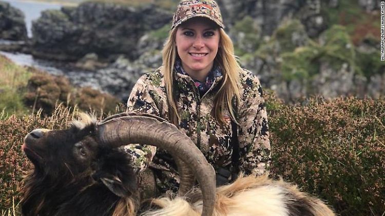 Das Foto von Larysa Switlyk und der erschossenen Wildziege hat heftige Reaktionen ausgelöst.