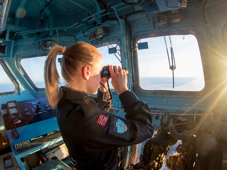 Ungewöhnlicher Truppenaufmarsch im Norden Europas: Vor der Küste Norwegens hält die Besatzung auf der Brücke der "HNoMS Roald Amundsen" Ausschau nach "feindlichen Kräften".