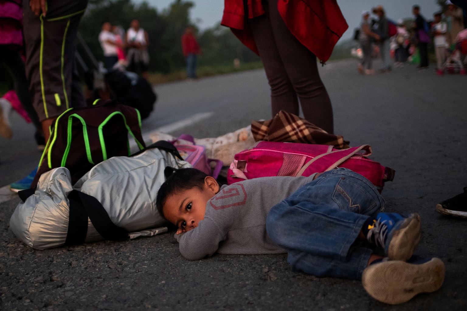 Ein honduranischer Junge schöpft neue Kräfte in Huixtla im Süden Mexikos. Mit seiner Familie und Tausenden anderen Migranten ist er auf dem Weg in die USA.
