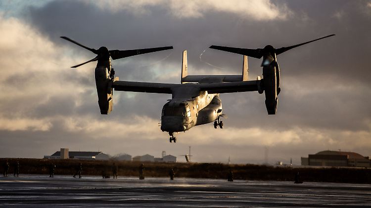 Flug in den Manövereinsatz: Ein Kipprotor-Flieger vom Typ "Osprey" startet von Island aus in Richtung "Trident Juncture".