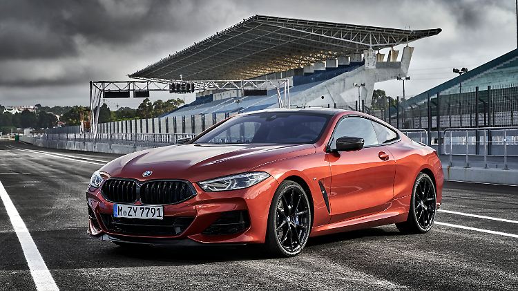 Breite Schultern, eine lange Motorhaube mit großem Powerdome, der BMW 850i macht keine schlechte Figur.