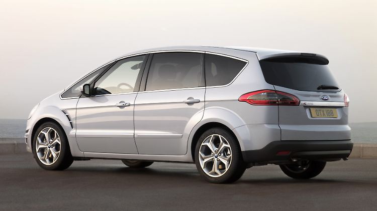 MIt seiner abfallenden Dachlinie gehört de Ford S-Max zweifellos zu den dynamischen Familienbombern.
