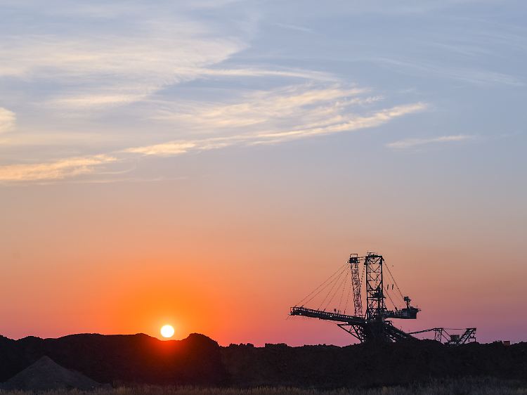 Absetzer für Abraum am Rand des Braunkohletagebaus Jänschwalde: Laut UBA führte der 2016 in Deutschland erzeugte Braunkohlestrom zu Umweltkosten von 31,2 Milliarden Euro.