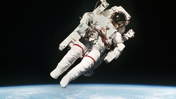 US-Astronaut Bruce McCandless bei seinem ersten Alleinflug ohne Sicherheitsleine in der Umlaufbahn des Space Shuttle Challenger im Jahr 1984. 