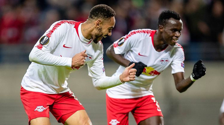 Cunha (l.) feiert seinen sehenswerten Treffer zum 1:0.