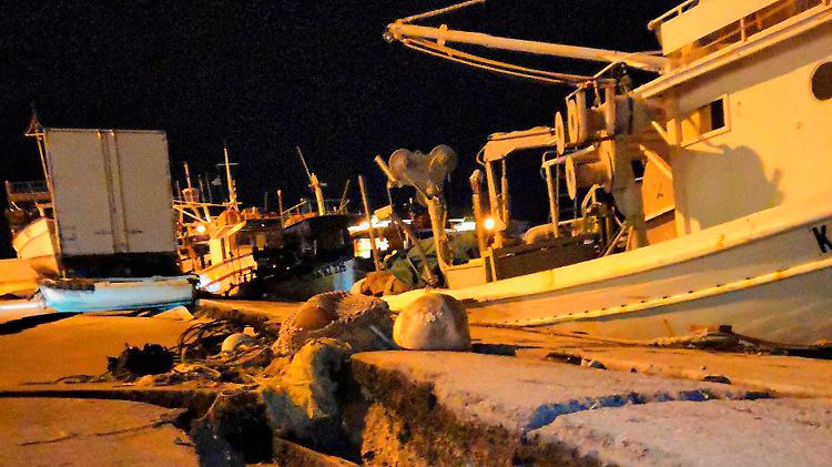 Das Beben hat einen tiefen Riss in den Kai des Hafens von Zakynthos gerissen.