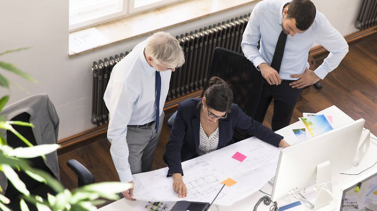 Menschen, die in Vollzeit arbeiten, häufen im Schnitt sogar fast fünf Überstunden an.