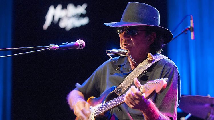Mit Gitarre und Mundharmonika - so kannte man ihn: Tony Joe White.