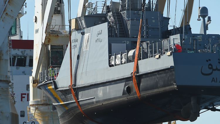 Ein Küstenschutzboot für Saudi-Arabien wird Anfang Juli im Hafen von Sassnitz auf ein Transportschiff verladen.