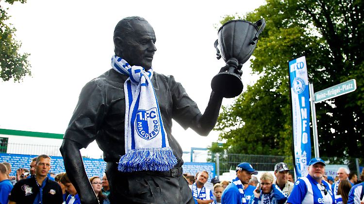 Mit dem Gewinn des Europapokals der Pokalsieger wird Heinz Krügel zur Legende. Seine Statue steht heute vor dem Stadion in Magdeburg.