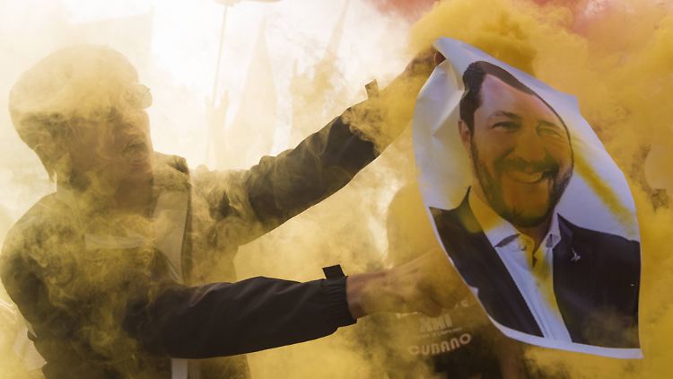 Proteste in Rom gegen Innenminister Salvini und den geplanten Haushalt.