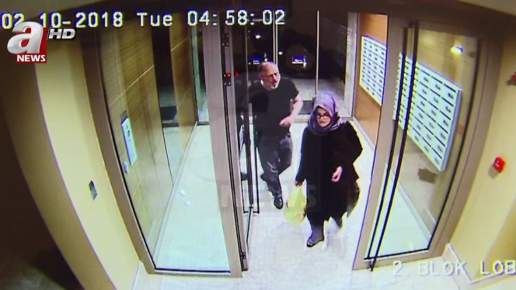 Der Videoausschnitt soll Jamal Khashoggi mit seiner Verlobten Hatice Cengiz in Istanbul zeigen.