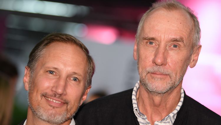 Erfolgs-Autor Hakan Nesser (r.) und Benno Führmann bei der Verleihung des diesjährigen Frankfurter Buchmesse Film Awards.