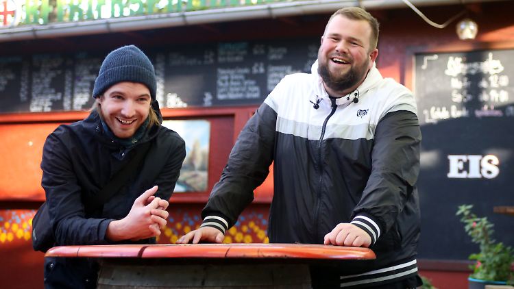 Christoph Sell (links) und Jan "Monchi" Gorkow spielen mit ihrer Band Feine Sahne Fischfilet bald in Dessau.