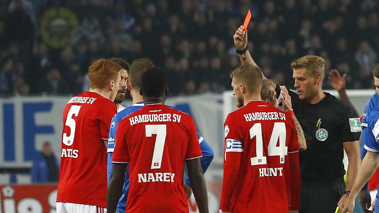 Hamburgs David Bates sah nach einem wiederholten Foulspiel die Gelb-Rote Karte.