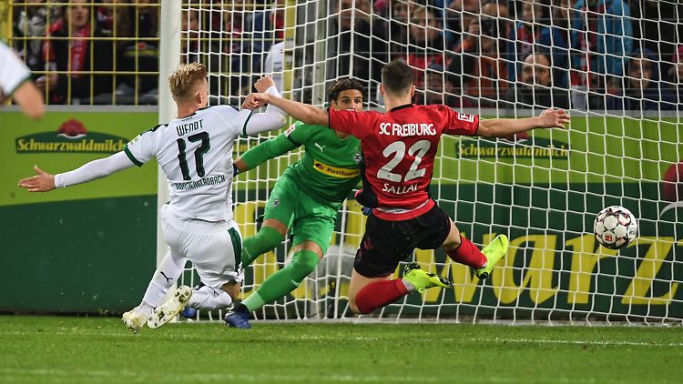 Freiburgs Roland Sallai bringt Borussia-Keeper Yann Sommer und Oscar Wendt im Strafraum ins Schwitzen.