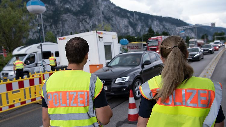 "Das offene Europa ist eine große Errungenschaft": An der Kontrollstelle Kiefersfelden in Bayern kontrollieren Polizisten Fahrzeuge, die aus Österreich nach Deutschland kommen.