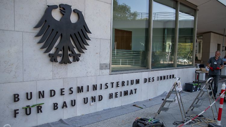 Innen, Bau und Heimat: Der neue Schriftzug hängt seit Anfang August am Eingang Gebäude des Bundesinnenministeriums.