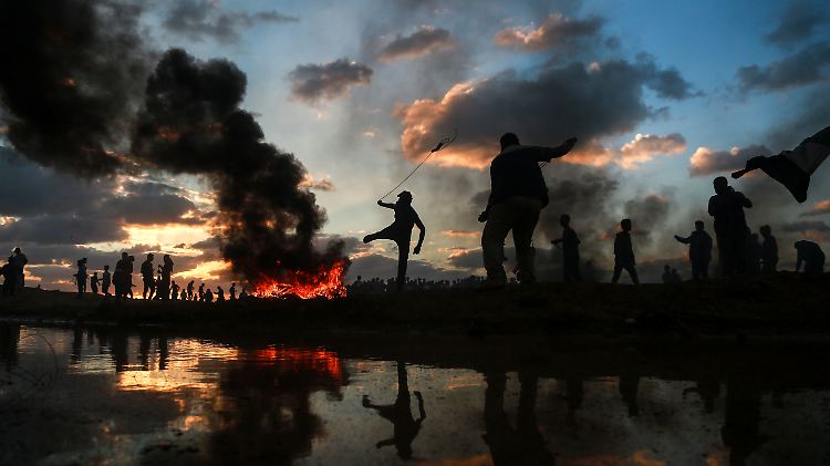 Die palästinensischen Demonstranten fordern die Aufhebung der Blockade des Gazastreifens.