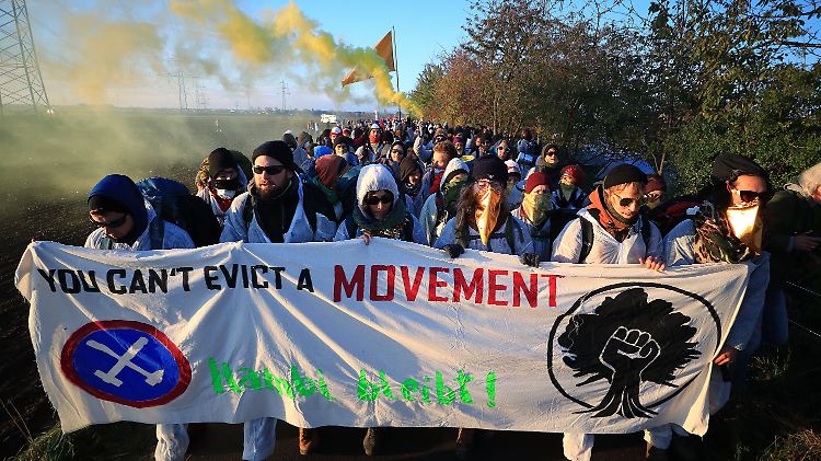 Etwa 5000 Kohlegegner demonstrieren erneut nahe dem Hambacher Tagebau.